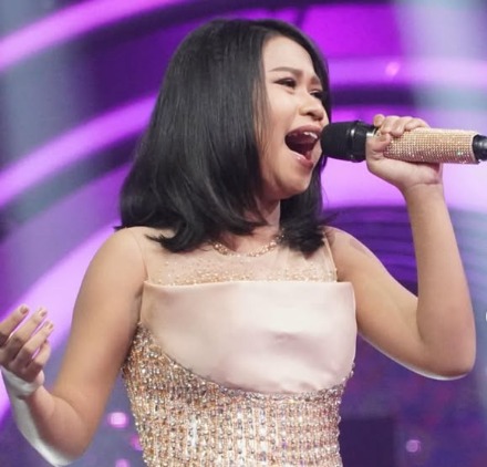 Dede April di panggung dangdut academy 7 Indosiar. Foto: instagram/@da7_aprillll - compleatthought.com
