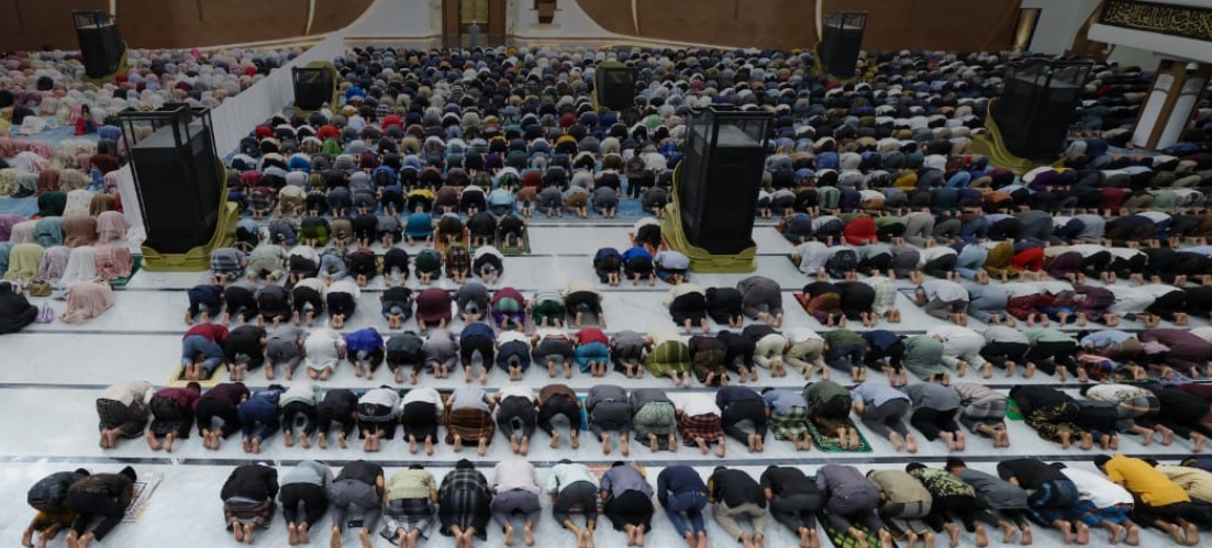 Momen Shalat Tarawih Perdana di Masjid IKN. Foto: ikn.go.id - compleatthought.com